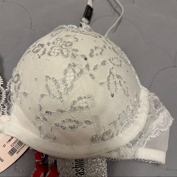 Victoria’s Secret Fashion Show set plus limited edition necklace with charm. NWT - Picture 5 of 16